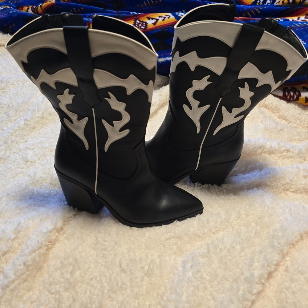 Torrid 9.5 WW Black and White Women's Western Boots